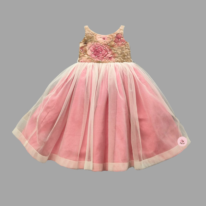 EFFORTLESSLY ELEGANT SLEEVELESS DRESS WITH FRONT PEARL DETAIL AND ZIP CLOSURE